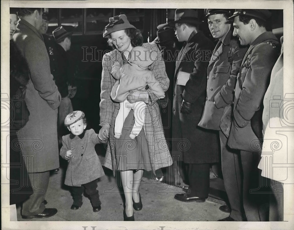 1946 Mrs Joan Hardiman &amp; Children Arrive in US  - Historic Images