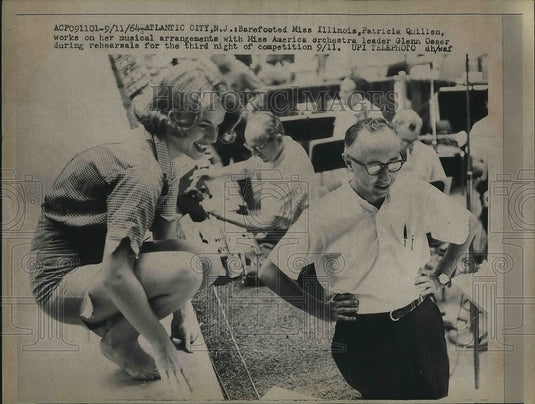 1964 Barefooted Miss Illinois Patricia Quillen Works On Music - Historic Images