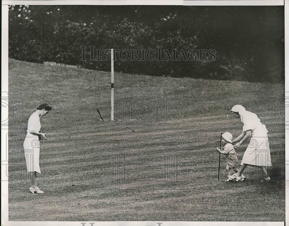 1938 Lance Haugwitz Reventlow &amp; Barbara Mutton At Park In London - Historic Images