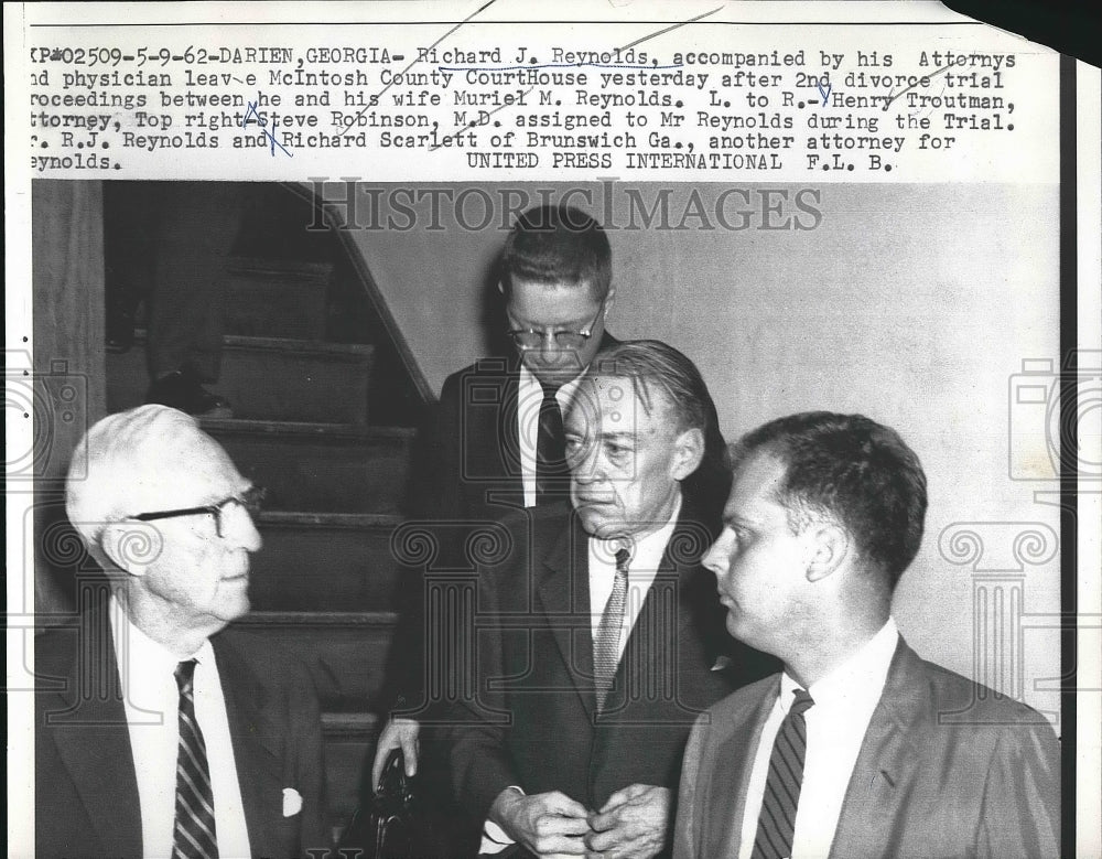 1962 Press Photo Richard J. Reynolds &amp; Attorneys Leaving McIntosh County Court - Historic Images