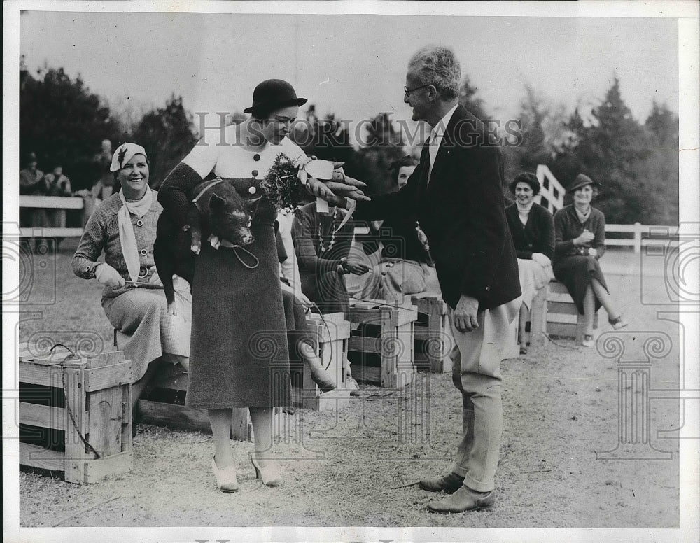 1935 Press Photo Mrs. Graham Johnston receives a ribbon for the &quot;Pig Derby&quot; - Historic Images