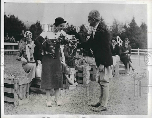 1935 Press Photo Mrs. Graham Johnston receives a ribbon for the "Pig Derby" - Historic Images