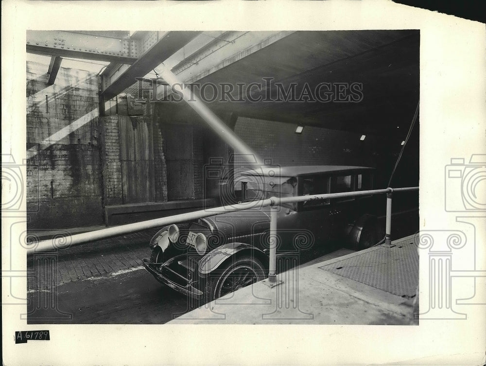 1929 Press Photo Flood Lighting Throwing Beam Of Light Upon Electric Cell - Historic Images