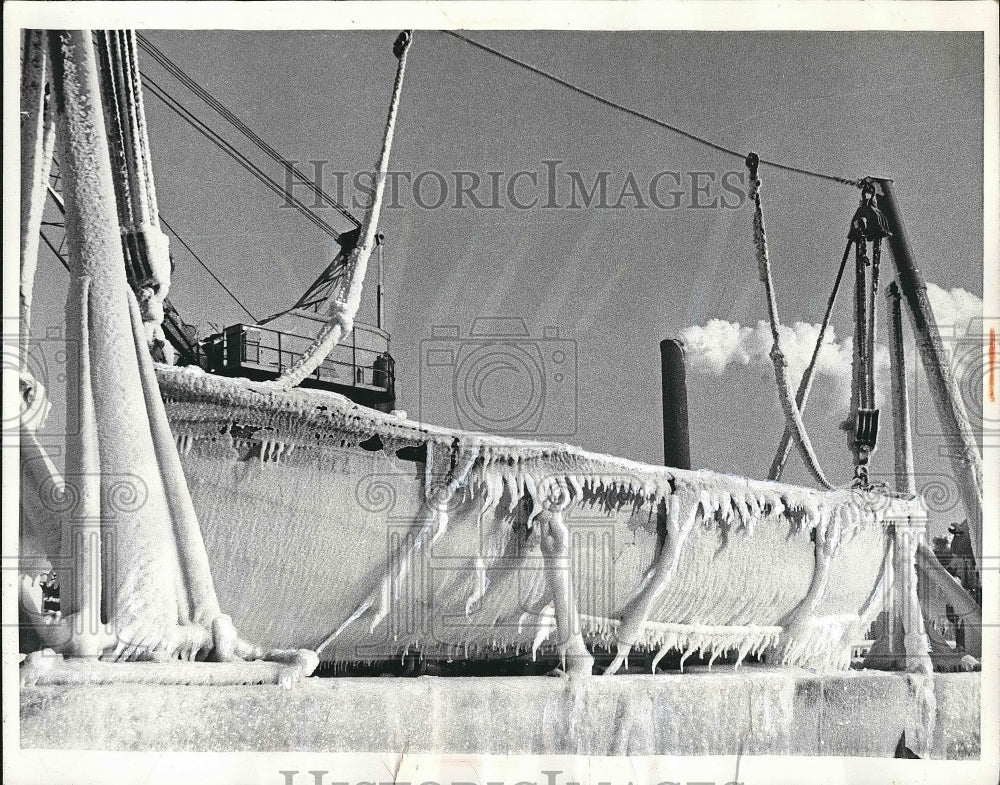 1969 Press Photo Gasoline Tanker in Milwaukee Harbor Coated in Ice - nea64313-Historic Images