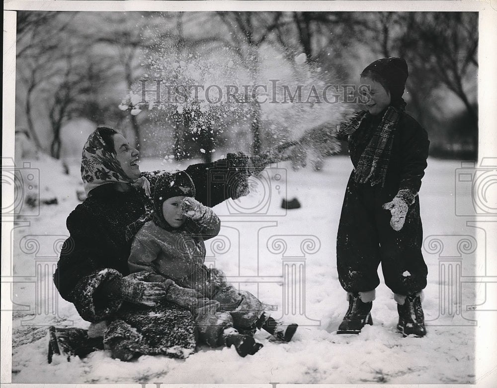 1945 Mrs. Louise Feinberg &amp; Two Children Dennis &amp; Susan In Snow - Historic Images