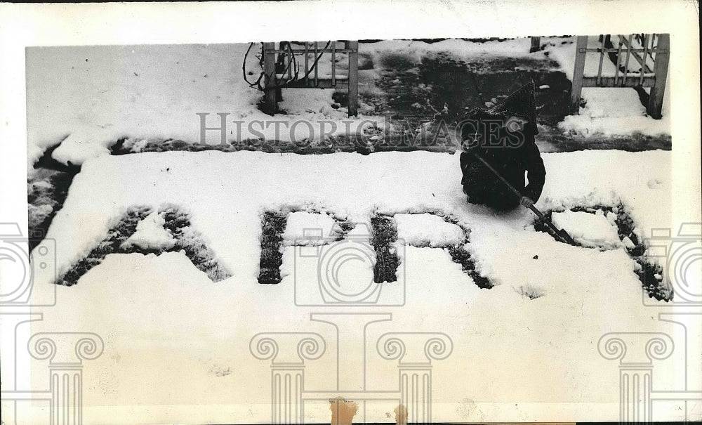 1942 Press Photo Anne Thusgaard Playing In Snow In Jamaica New York - Historic Images