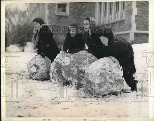 1943 Press Photo Youngster Of Chicago Taking Advantage Of First Good Snow Day - Historic Images