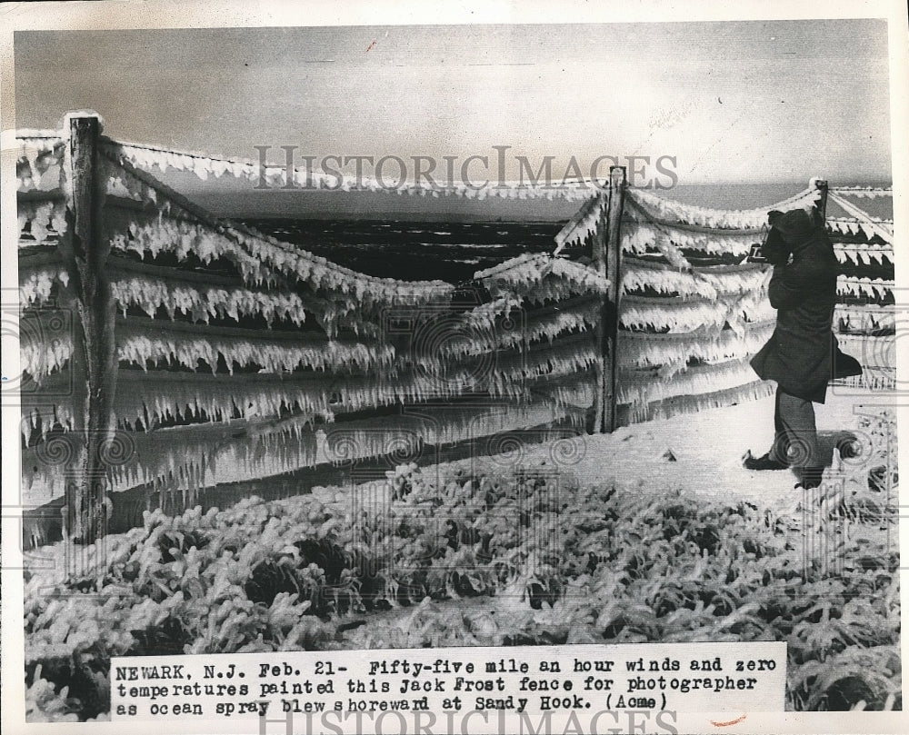 1950 Press Photo Photographer Taking Photos Of Jack Frost Fence During Storm - Historic Images
