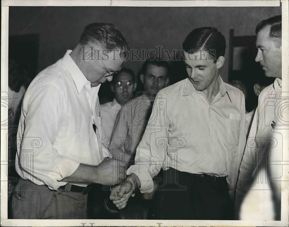 1939 Press Photo Sheriff Lon Jordan Handcuffing Robert M. Burgunder In Court - Historic Images