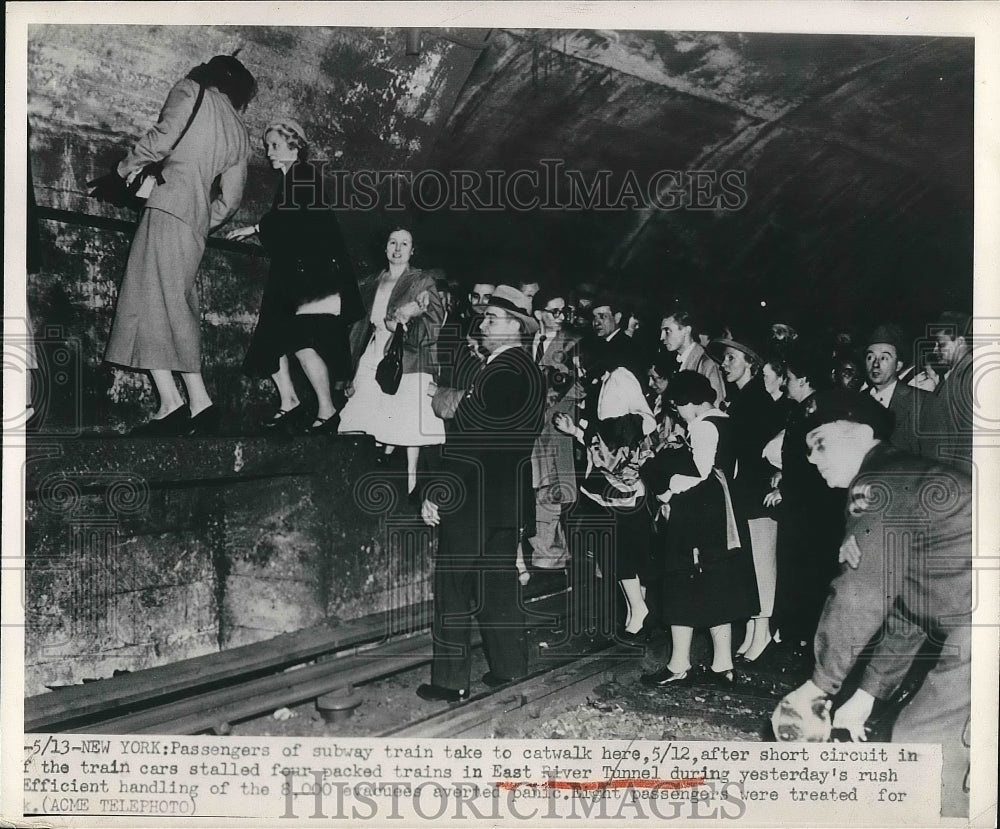 1950 Passengers Of Subway Train After Circuit Of Train Cars Stalled - Historic Images