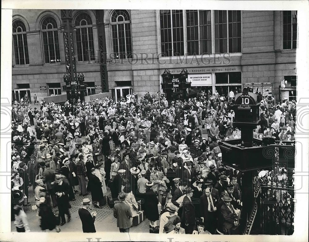 1943 View Of Crowd In New York During Memorial Day Weekend - Historic Images