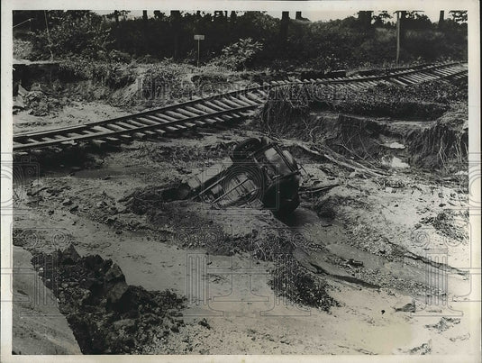 1934 Press Photo Car half burried, Railroad track ruined, Bridgeton, N. J. - Historic Images