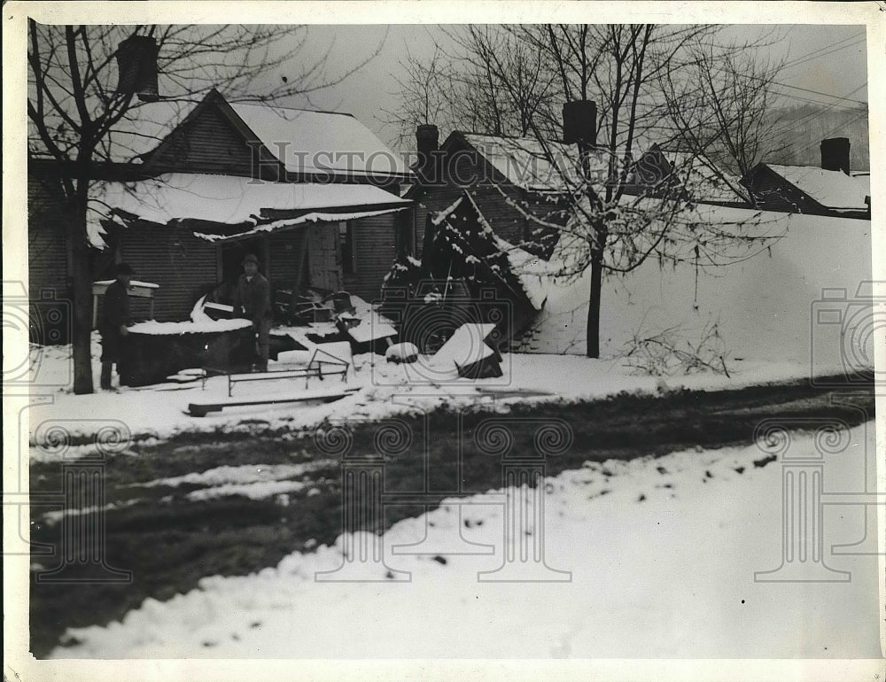 1936 Moving out of house that is collapsing from snow, rain, floods - Historic Images