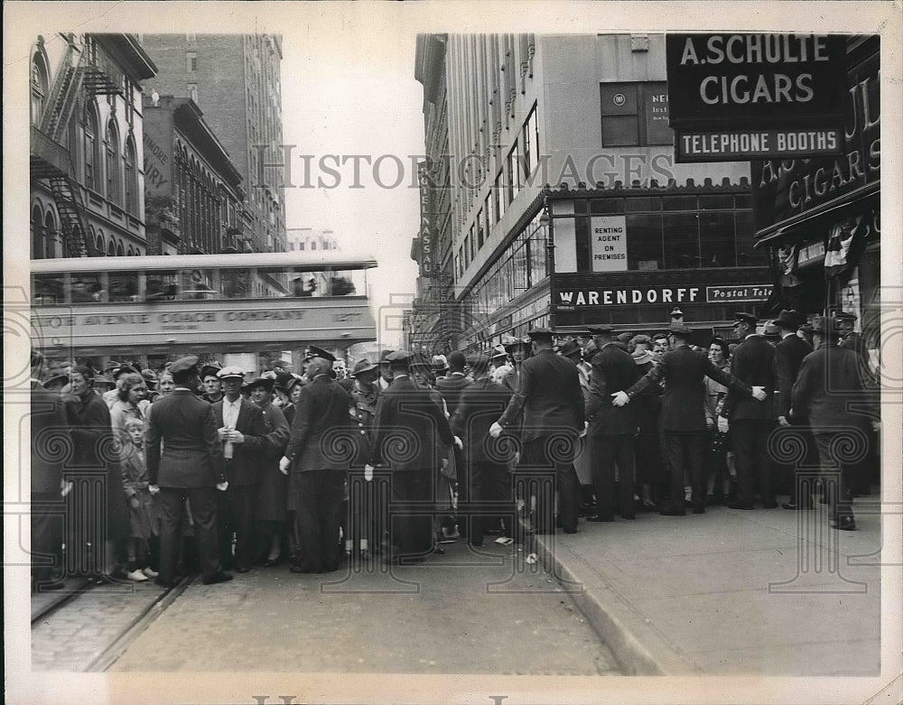 1937 Press Photo American Legion Parade Spectators stopped by Police at Madison - Historic Images