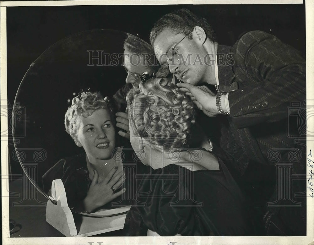 1939 Press Photo Harold Kane, hairdresser, Model Thelma Lindgren - nea64404-Historic Images
