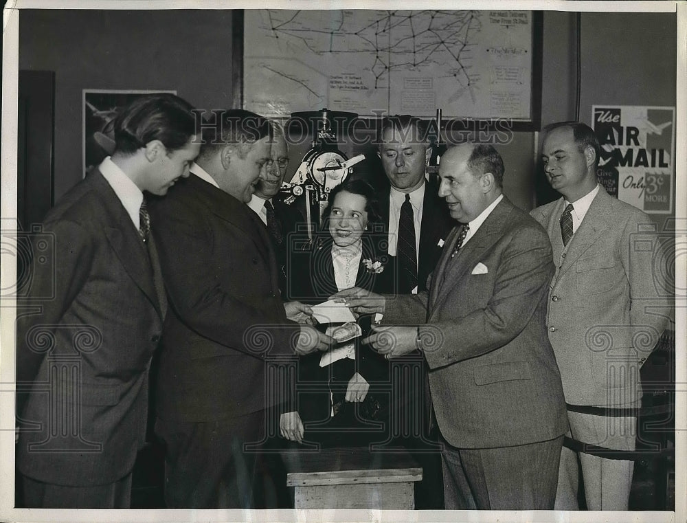 1937 Press Photo Government Envelope Machine, National Stamp Exhibition - Historic Images