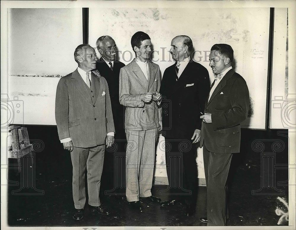 1934 M. Kleinman being awarded a medal by Joseph Friedlander - Historic Images