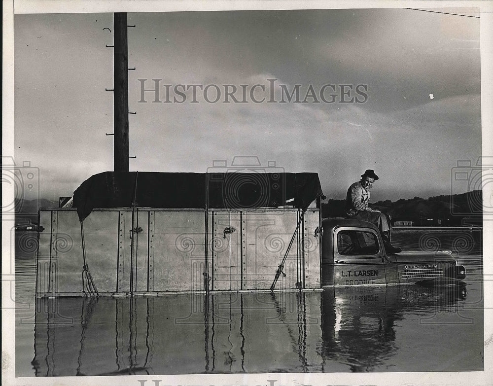 1938 Press Photo River Flooding Truck Underwater San Francisco - nea64439-Historic Images