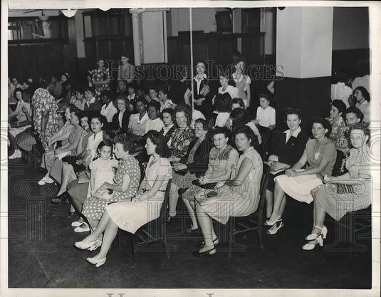 1945 Press Photo Unemployed People Following Japanese Surrender - nea64455 - Historic Images