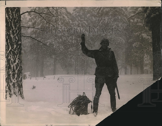 1922 Press Photo Soldier in Snow Grand Canyon - Historic Images