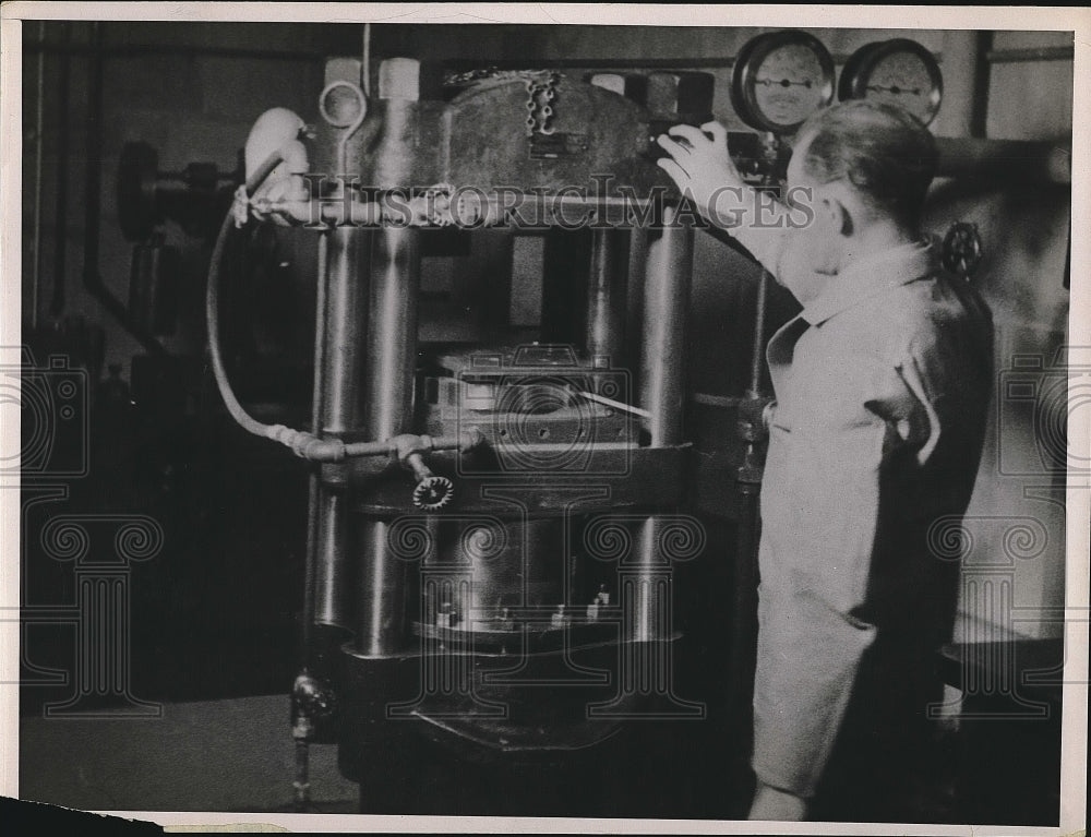 1937 Press Photo Press Manufacturing Liquid Into Solid - nea64603 - Historic Images
