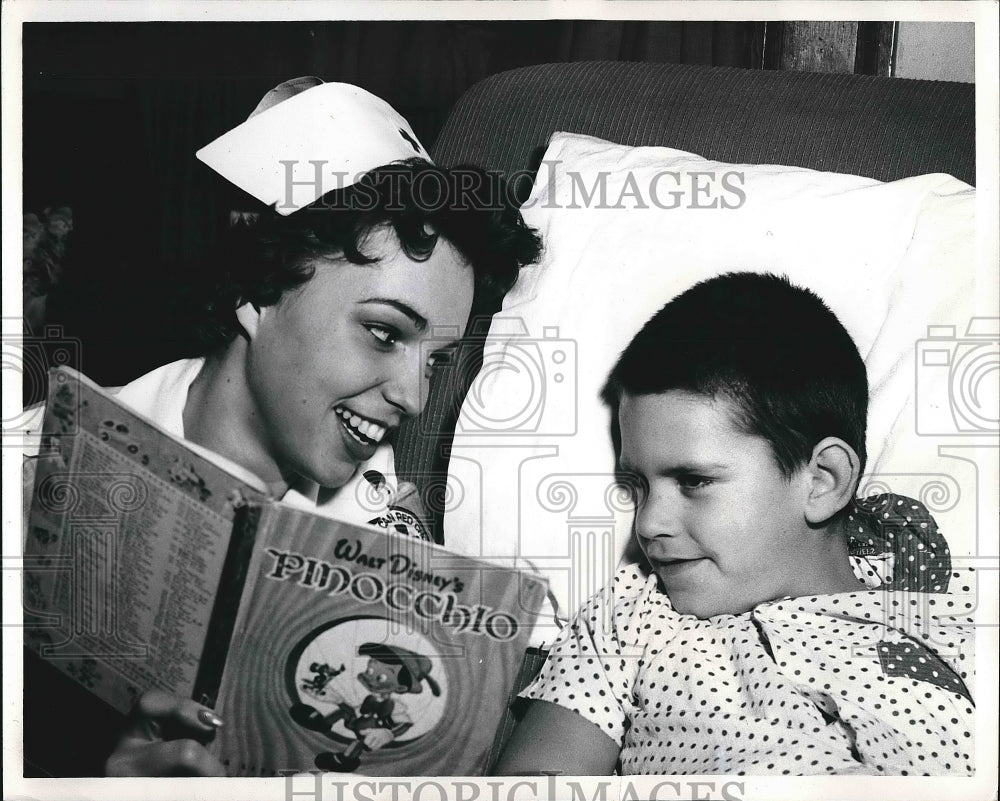 1960 Press Photo TWA Hostess Kathy Garberson Reads Pinocchio To - nea64647 - Historic Images