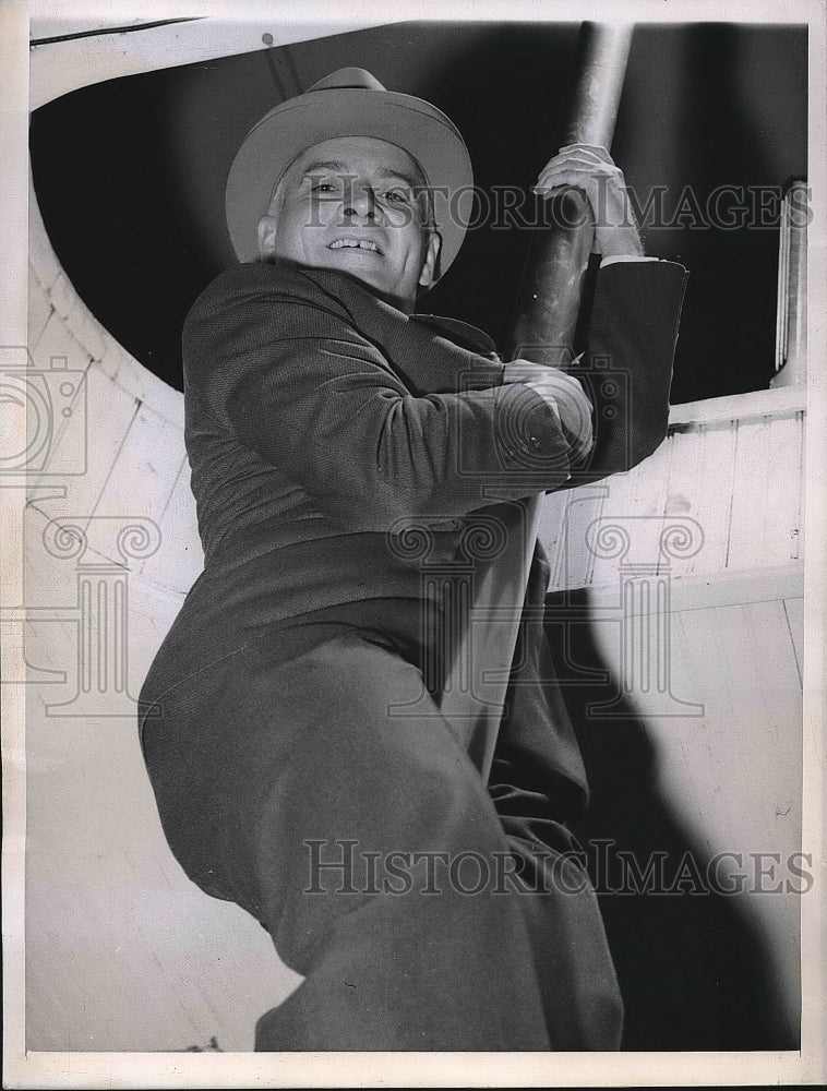1943 Press Photo Illinois Gov Dwight Green Visits OCD Auxiliary Fire Department - Historic Images