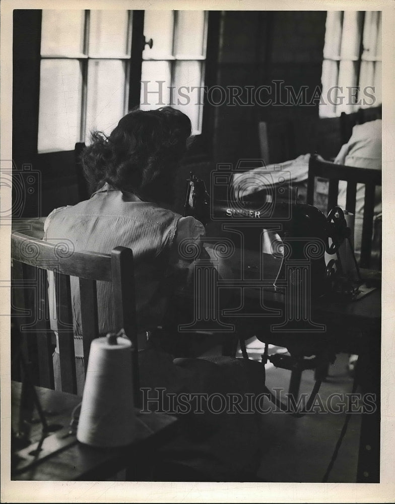 1950 Press Photo Women&#39;s Sewing Workhouse - Historic Images