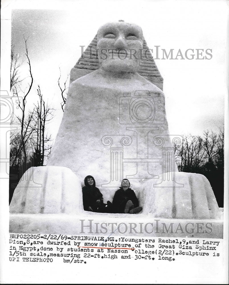 1969 Press Photo Rachel,9, Larry Dion, 8, by snow sculpture of Great Giza Sphinx - Historic Images