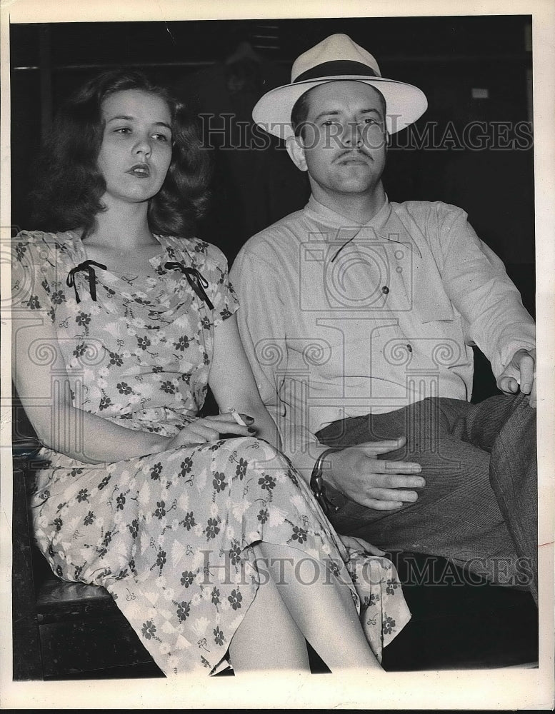 1948 Evelyn Lari &amp; Ray Hunter Turn Themselves In For Questioning - Historic Images