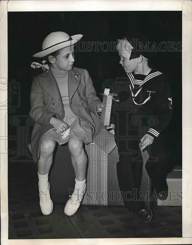 1946 Pierina Sosic Shares Cracker Jacks With Peter McClane - Historic Images