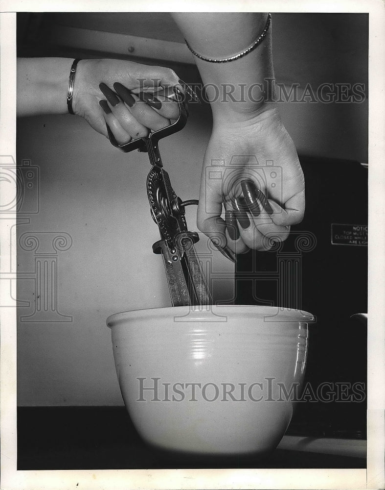 1941 Press Photo Egg Beater - Historic Images