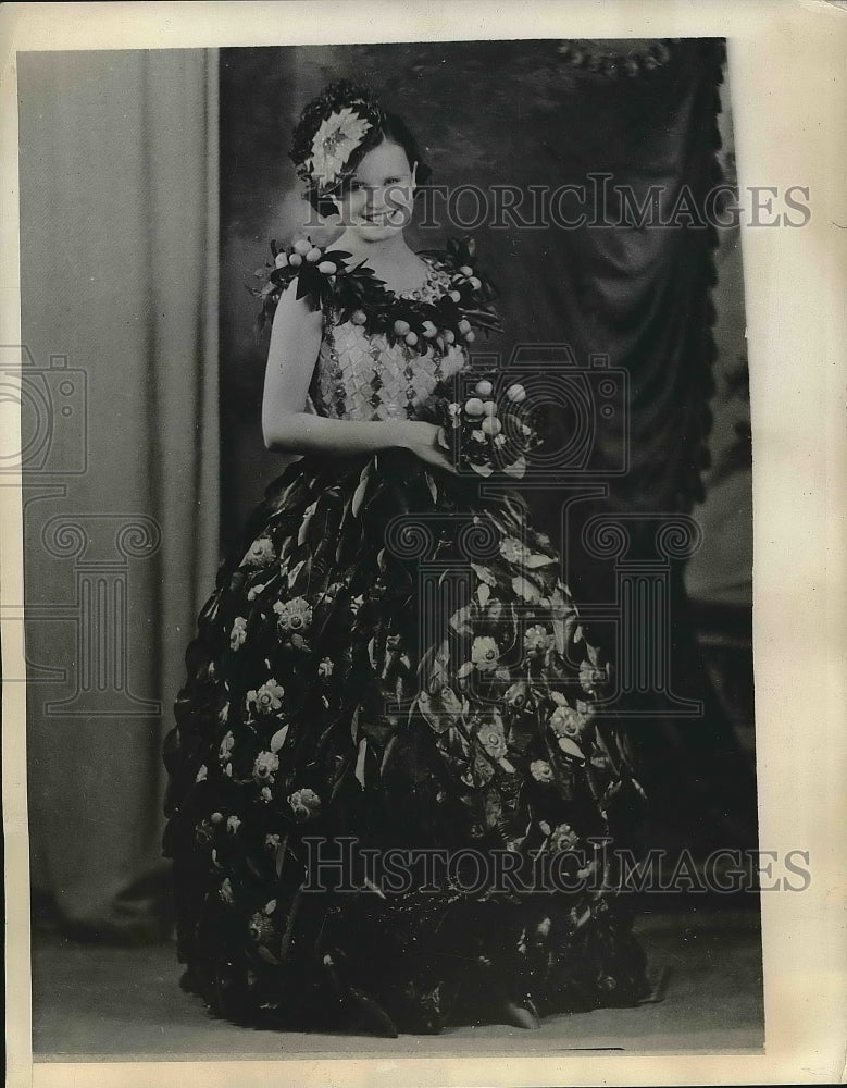 1934 Press Photo Miss Violet Vaught in Colonial dress of vegetables in Tx. - Historic Images