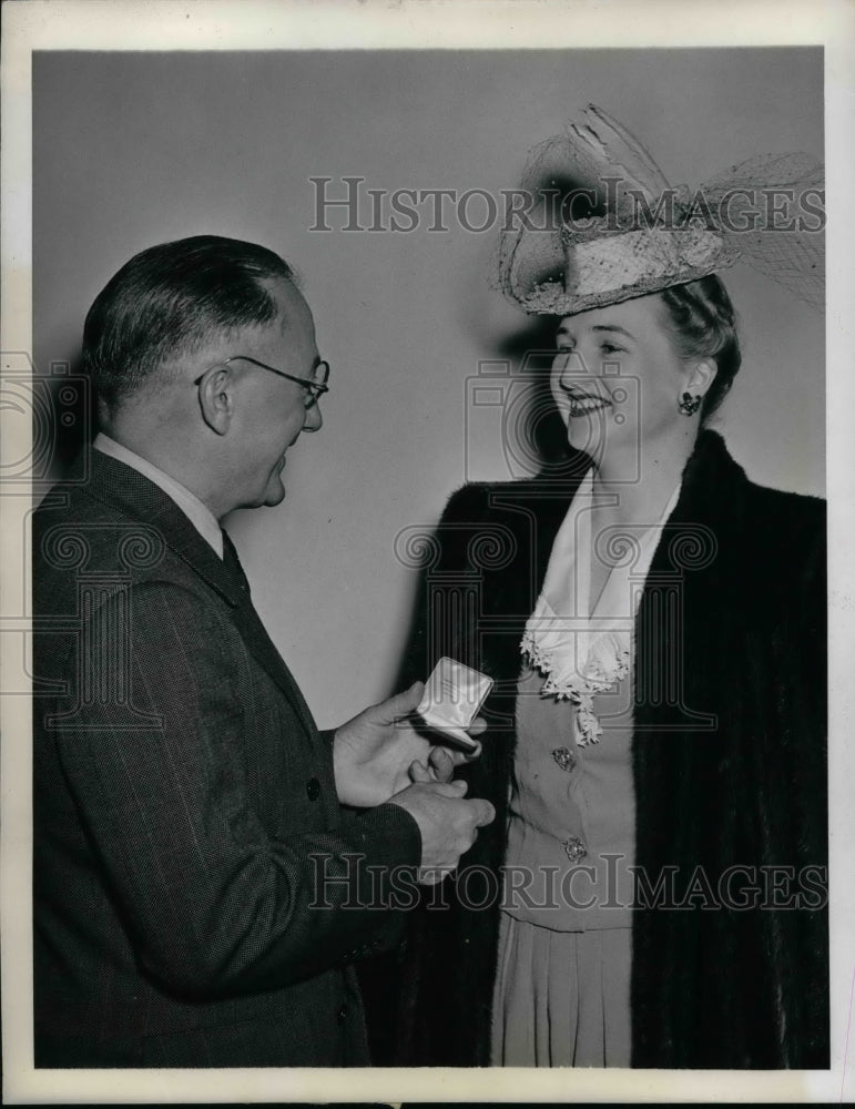 Press Photo Barry Faris, editor of IN News service &amp; Mrs Tregaskis - nea64866 - Historic Images