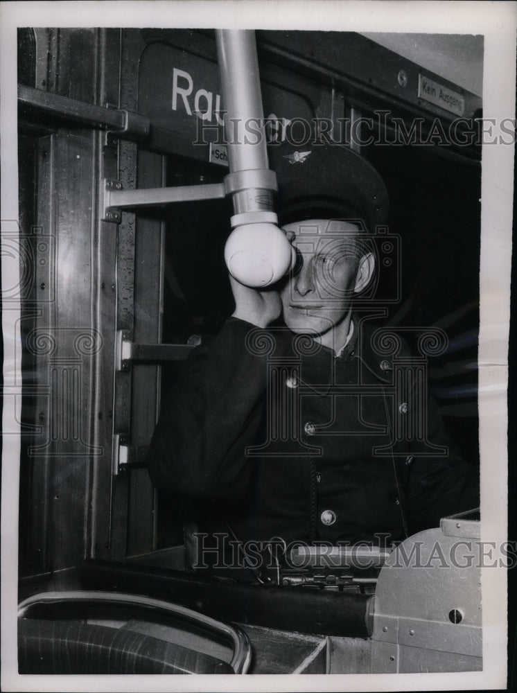 1952 Press Photo Hamburg, Germany, bus conductor with new periscope for corners - Historic Images