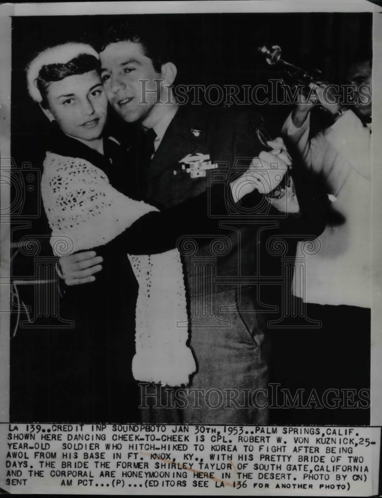 1953 Press Photo Palm Springs, Cal.Cpl Robert Kuznik &amp; bride Shirley Taylor - Historic Images