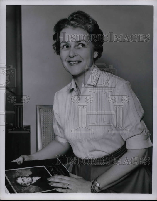 1955 A tailored bouse on a mature model  - Historic Images