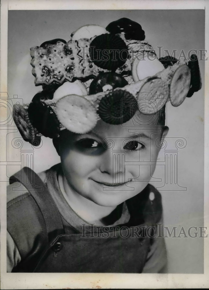 1947 Press Photo Child Edward Neumann Wearing Cookie-Decorated Hat in Chicago - Historic Images