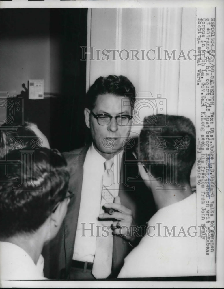 1959 Press Photo Galveston, Tx. Judge LD Goddard &amp; reporters - nea64936 - Historic Images