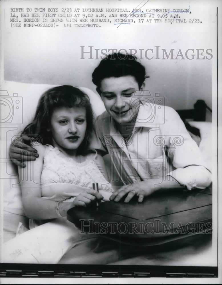 1959 Press Photo Mrs Catherine Gordon, age 14 &amp; husband Richard age 17 - Historic Images