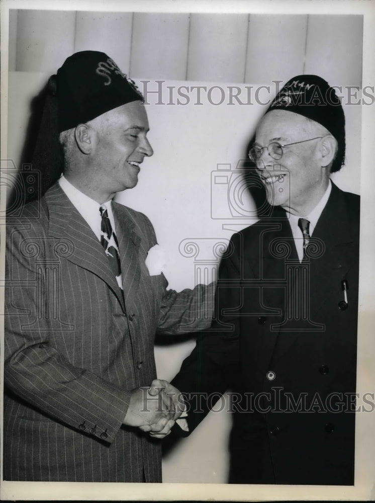 1943 Illinois Gov Dwight Green &amp; Sen Charles Noah Orr Attend Meeting - Historic Images