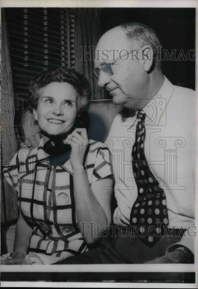 1953 Press Photo Mr. and Mrs. Roy Jones Receive News of Son&#39;s Release-Historic Images