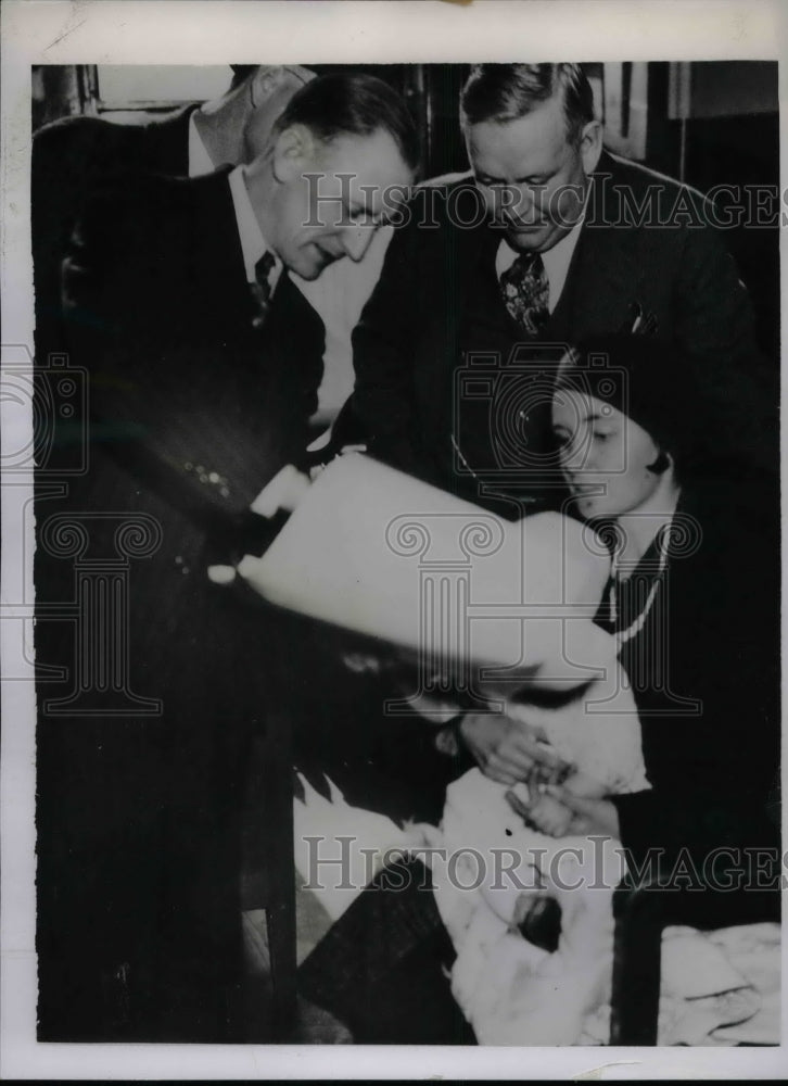 1935 Press Photo Mrs E Jones,Okla Crime Bureau Col CW Daly - nea65003 - Historic Images