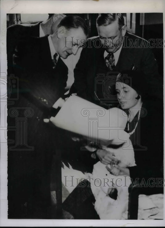 1935 Press Photo Mrs E Jones,Okla Crime Bureau Col CW Daly - nea65003 - Historic Images