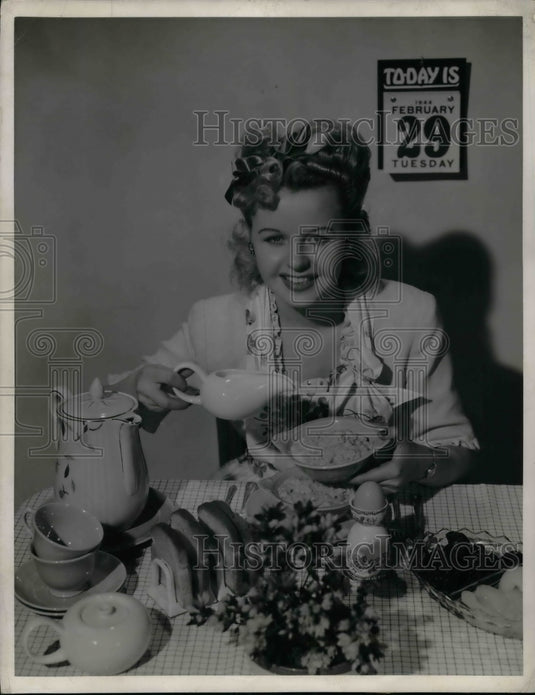 1944 Press Photo "Leap Year" girl having a hearty breakfast - Historic Images