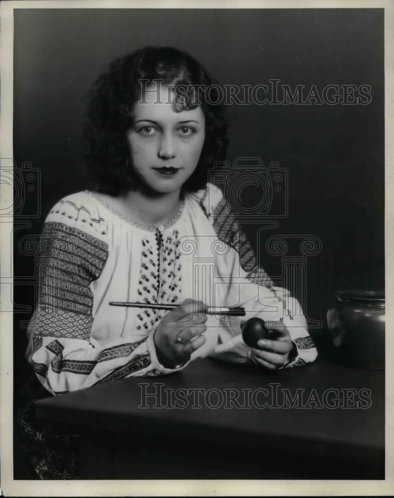 1931 Press Photo Miss Sophia Donca at her art work - nea65114 - Historic Images