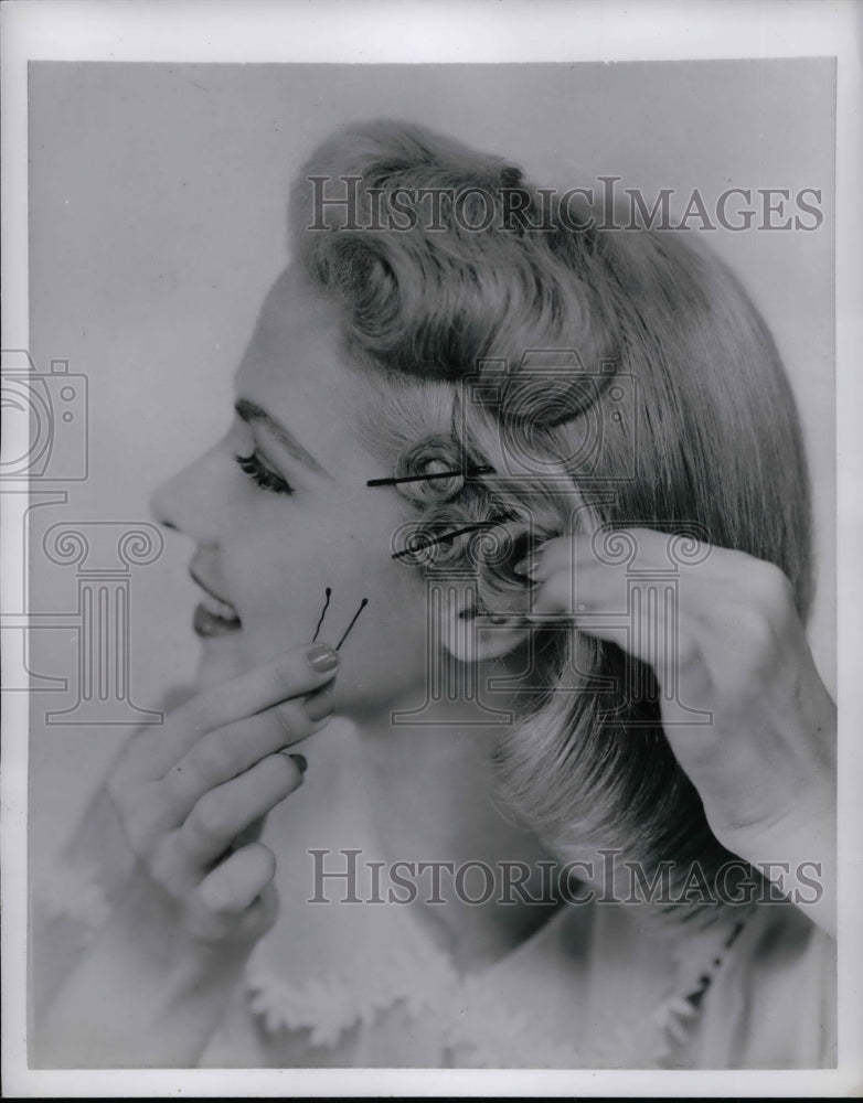 1950 Press Photo New type of rubber bobbypins for the hair &amp; a model - nea65127 - Historic Images