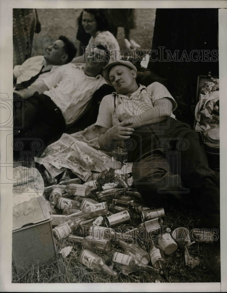 1939 Weary workers take a nap &amp; let the trash lie  - Historic Images