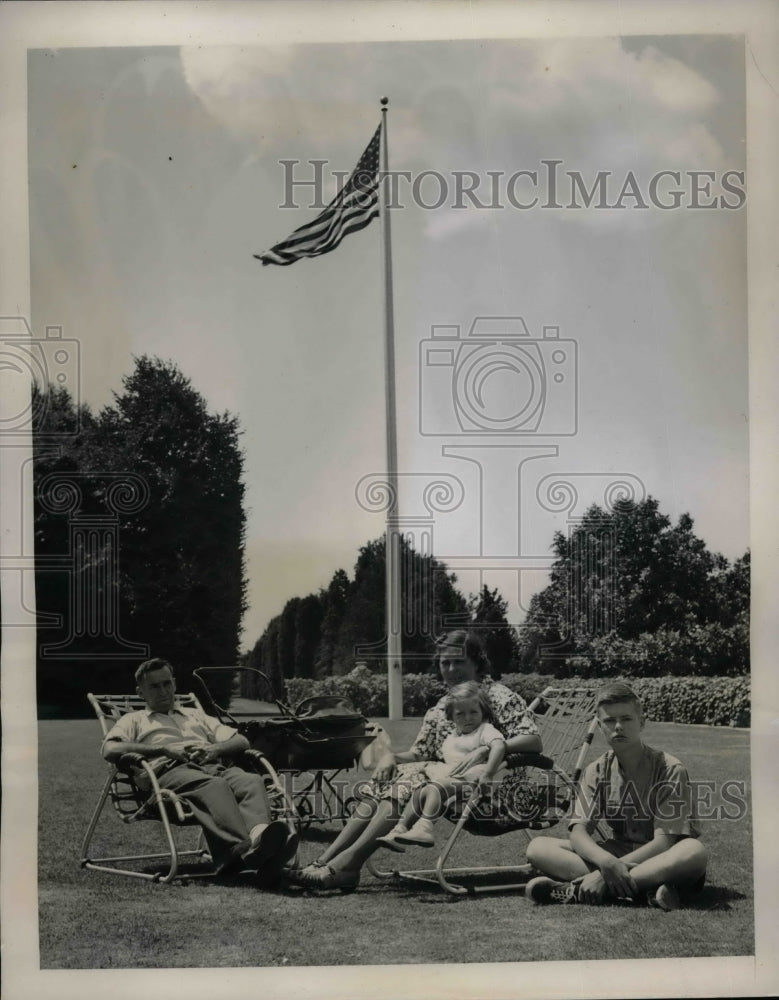 1939 Press Photo Cold Spring Harbor,NY Mr &amp; Mrs Joseph Mazza &amp; children - Historic Images