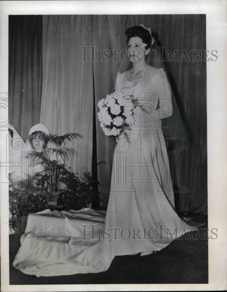 1944 Model in a wedding gown sent by the First Lady of USA - Historic Images